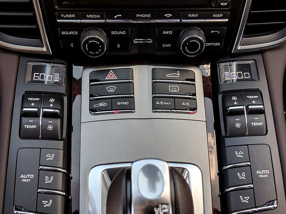 Tại Việt Nam có 99 chiếc Porsche Panamera bị lỗi chập điện - 2 Tại Việt Nam có 99 chiếc Porsche Panamera bị lỗi chập điện - 2
