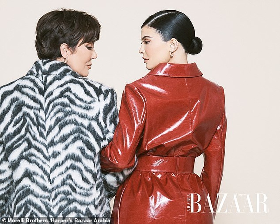 Kylie Jenner chụp hình thời trang cùng mẹ và con gái nhỏ - 5 Kylie Jenner chụp hình thời trang cùng mẹ và con gái nhỏ - 5