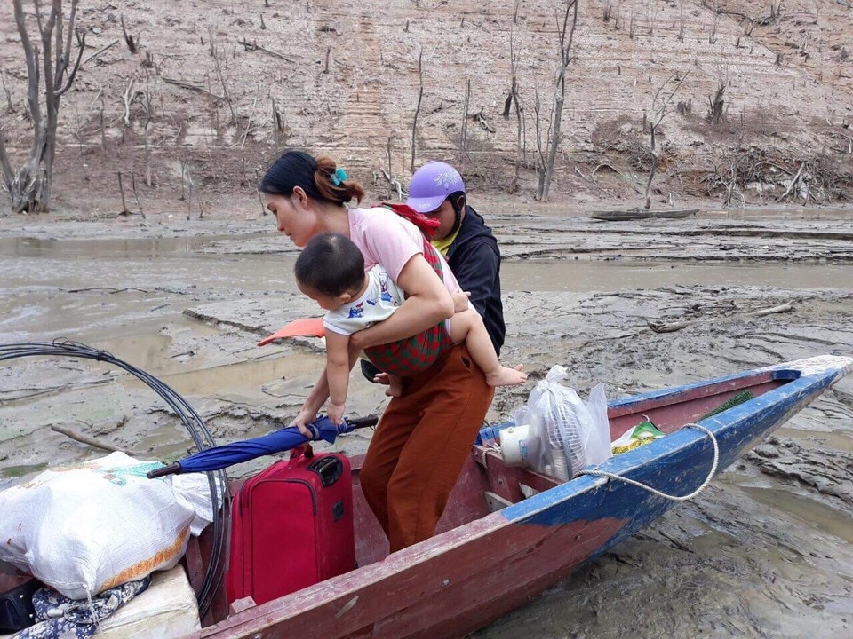 Hồ thủy điện lớn bậc nhất Bắc Miền Trung cạn trơ đáy, hoang tàn như vùng đất chết - 6 Hồ thủy điện lớn bậc nhất Bắc Miền Trung cạn trơ đáy, hoang tàn như vùng đất chết - 6