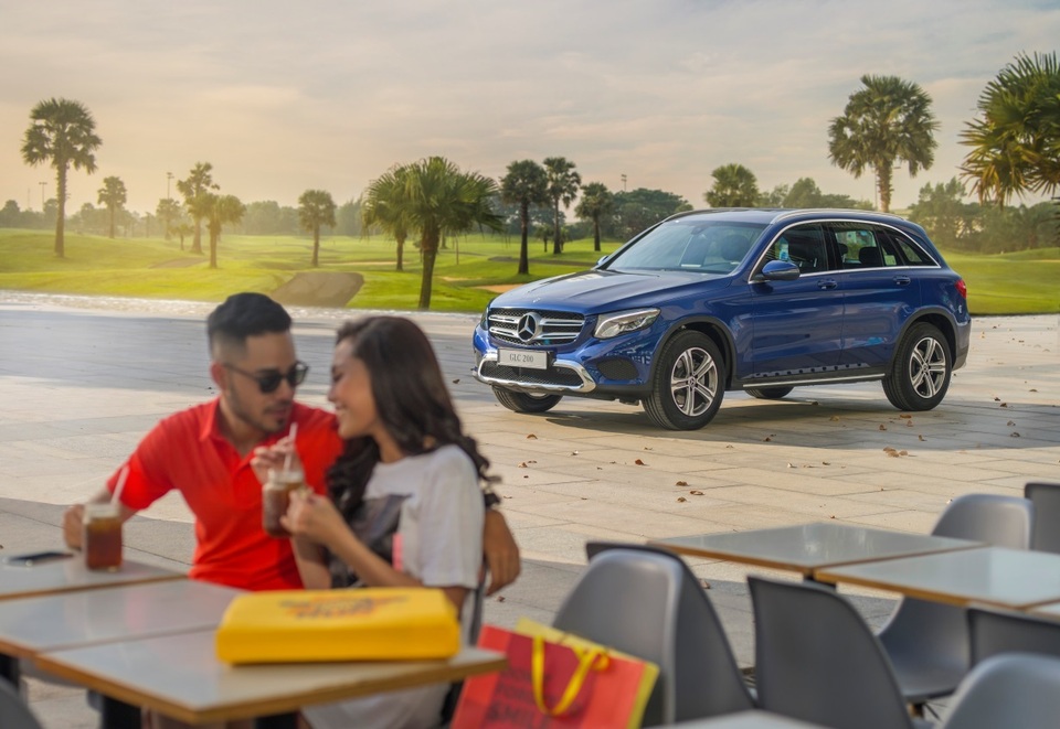 Mercedes-Benz ra mắt E-Class mới tại Fascination Show 2019 - 2 Mercedes-Benz ra mắt E-Class mới tại Fascination Show 2019 - 2