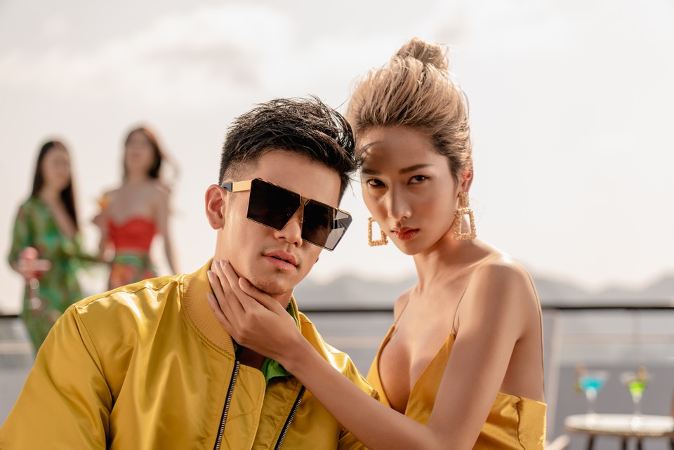 Trọng Hiếu khoe sáu múi bên dàn mẫu nóng bỏng - 3 Trọng Hiếu khoe sáu múi bên dàn mẫu nóng bỏng - 3