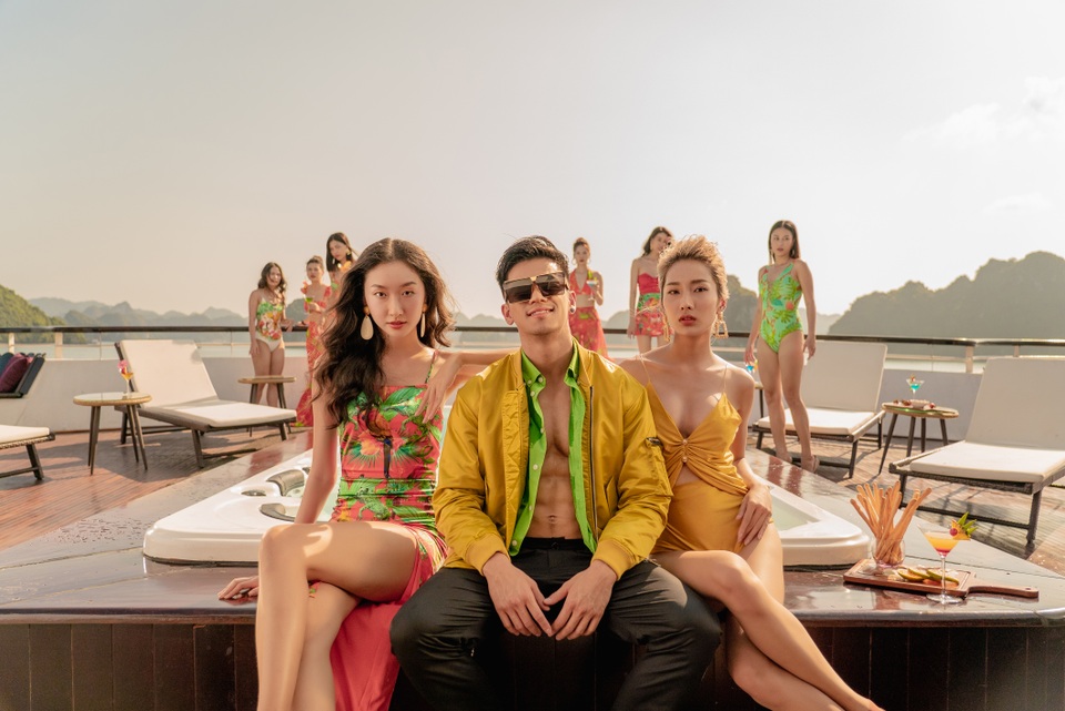 Trọng Hiếu khoe sáu múi bên dàn mẫu nóng bỏng - 4 Trọng Hiếu khoe sáu múi bên dàn mẫu nóng bỏng - 4