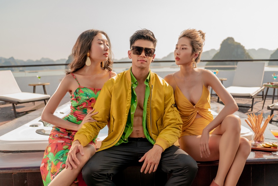 Trọng Hiếu khoe sáu múi bên dàn mẫu nóng bỏng - 5 Trọng Hiếu khoe sáu múi bên dàn mẫu nóng bỏng - 5