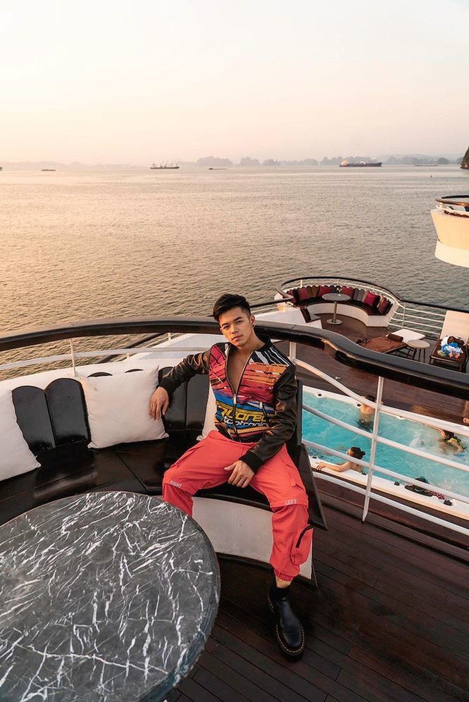 Trọng Hiếu khoe sáu múi bên dàn mẫu nóng bỏng - 2 Trọng Hiếu khoe sáu múi bên dàn mẫu nóng bỏng - 2