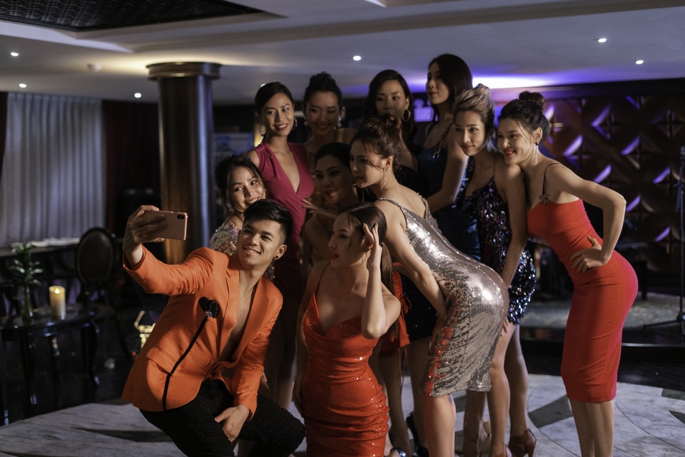 Trọng Hiếu khoe sáu múi bên dàn mẫu nóng bỏng - 9 Trọng Hiếu khoe sáu múi bên dàn mẫu nóng bỏng - 9