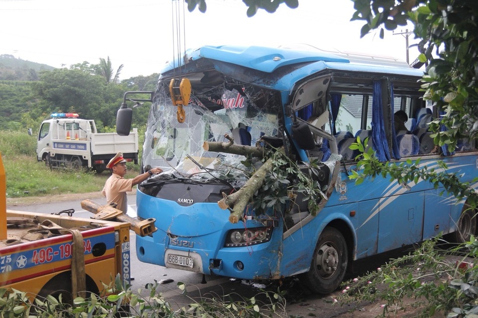 Xe khách tông xe máy rồi lật nghiêng, người dân đập cửa kính cứu hành khách - 2