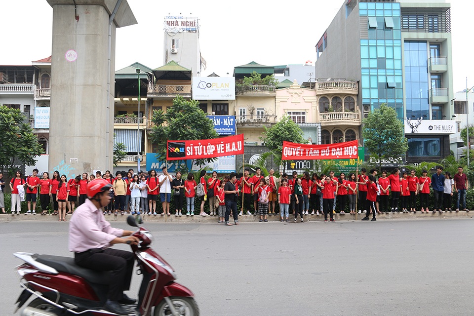 Sĩ tử tay xách nách mang rời phòng thi năng khiếu Đại học Kiến trúc Hà Nội - 10 Sĩ tử tay xách nách mang rời phòng thi năng khiếu Đại học Kiến trúc Hà Nội - 10