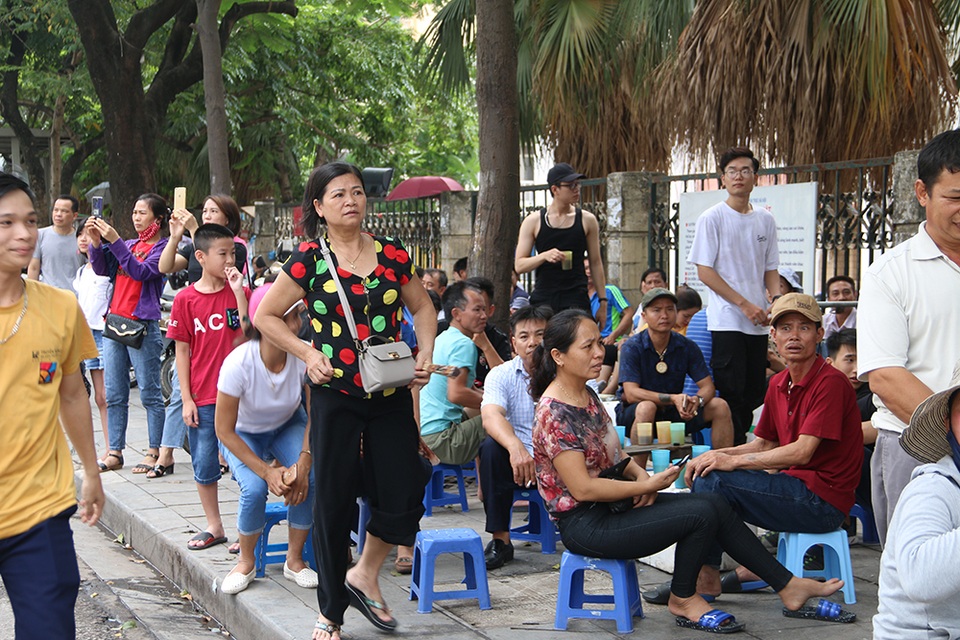 Sĩ tử tay xách nách mang rời phòng thi năng khiếu Đại học Kiến trúc Hà Nội - 12 Sĩ tử tay xách nách mang rời phòng thi năng khiếu Đại học Kiến trúc Hà Nội - 12