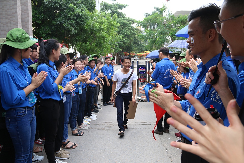 Sĩ tử tay xách nách mang rời phòng thi năng khiếu Đại học Kiến trúc Hà Nội - 15 Sĩ tử tay xách nách mang rời phòng thi năng khiếu Đại học Kiến trúc Hà Nội - 15