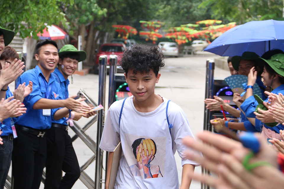 Sĩ tử tay xách nách mang rời phòng thi năng khiếu Đại học Kiến trúc Hà Nội - 4 Sĩ tử tay xách nách mang rời phòng thi năng khiếu Đại học Kiến trúc Hà Nội - 4