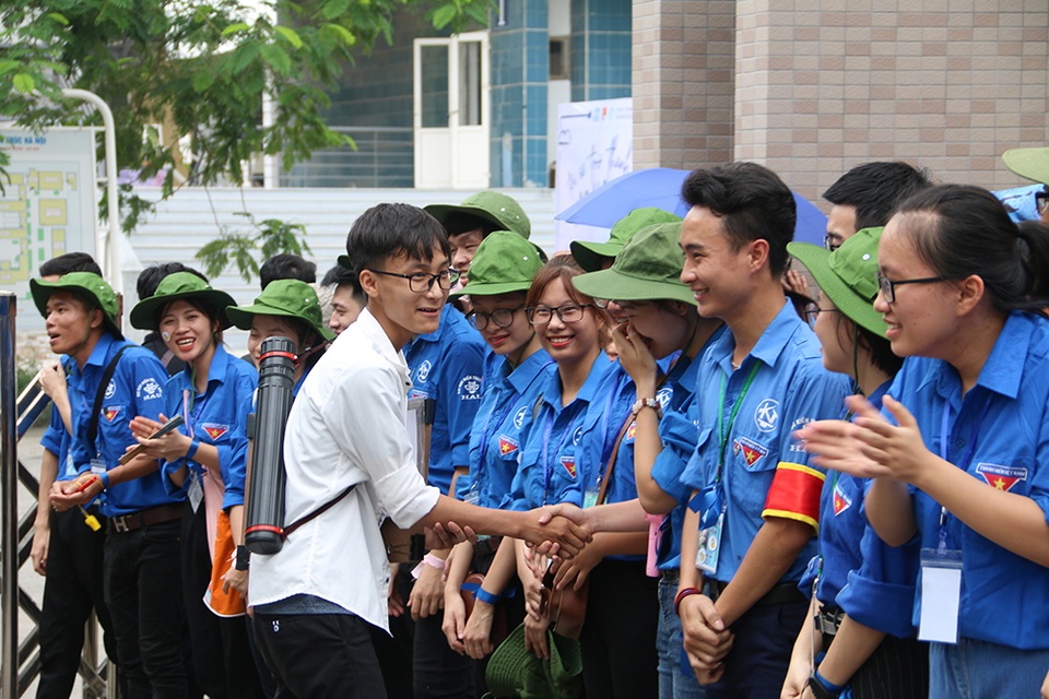 Sĩ tử tay xách nách mang rời phòng thi năng khiếu Đại học Kiến trúc Hà Nội - 16 Sĩ tử tay xách nách mang rời phòng thi năng khiếu Đại học Kiến trúc Hà Nội - 16