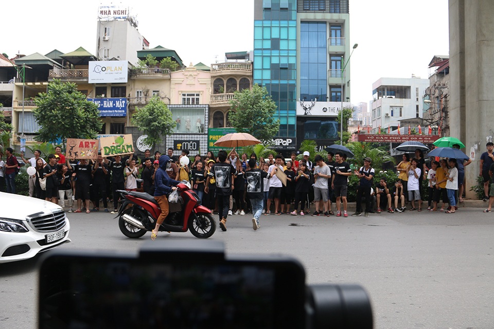 Sĩ tử tay xách nách mang rời phòng thi năng khiếu Đại học Kiến trúc Hà Nội - 9 Sĩ tử tay xách nách mang rời phòng thi năng khiếu Đại học Kiến trúc Hà Nội - 9