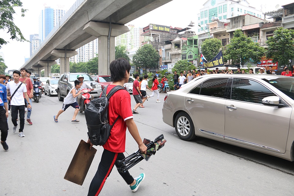 Sĩ tử tay xách nách mang rời phòng thi năng khiếu Đại học Kiến trúc Hà Nội - 3 Sĩ tử tay xách nách mang rời phòng thi năng khiếu Đại học Kiến trúc Hà Nội - 3