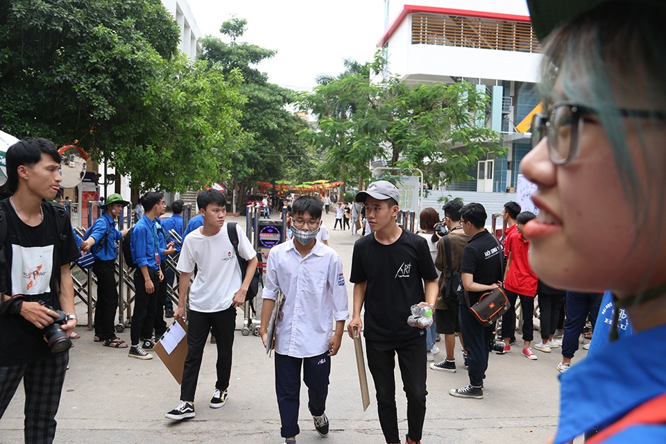 Sĩ tử tay xách nách mang rời phòng thi năng khiếu Đại học Kiến trúc Hà Nội - 7 Sĩ tử tay xách nách mang rời phòng thi năng khiếu Đại học Kiến trúc Hà Nội - 7