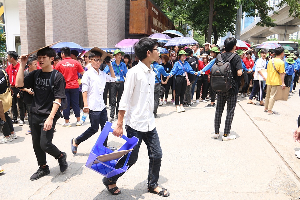 Sĩ tử tay xách nách mang rời phòng thi năng khiếu Đại học Kiến trúc Hà Nội - 2 Sĩ tử tay xách nách mang rời phòng thi năng khiếu Đại học Kiến trúc Hà Nội - 2