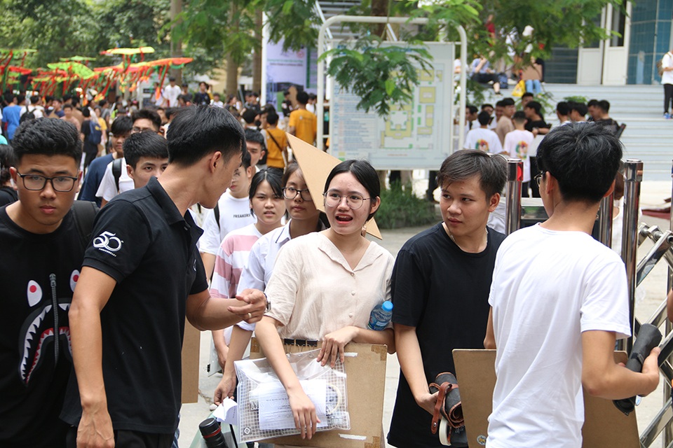 Sĩ tử tay xách nách mang rời phòng thi năng khiếu Đại học Kiến trúc Hà Nội - 5 Sĩ tử tay xách nách mang rời phòng thi năng khiếu Đại học Kiến trúc Hà Nội - 5