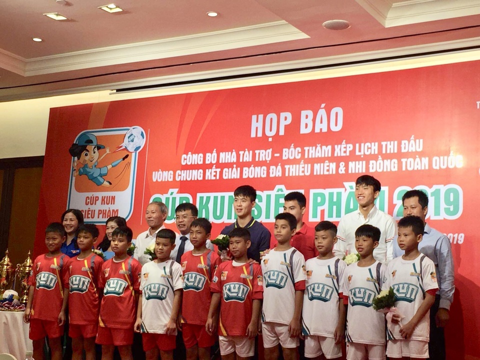 Duy Mạnh, Văn Hậu hiện diện ở bốc thăm xếp lịch giải bóng đá Thiếu niên và Nhi đồng toàn quốc - 1 Duy Mạnh, Văn Hậu hiện diện ở bốc thăm xếp lịch giải bóng đá Thiếu niên và Nhi đồng toàn quốc - 1