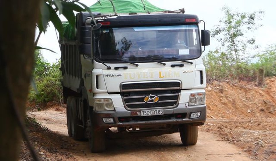 Khám xét nhà “trùm” vận tải, vật liệu xây dựng xứ Huế - 3 Khám xét nhà “trùm” vận tải, vật liệu xây dựng xứ Huế - 3