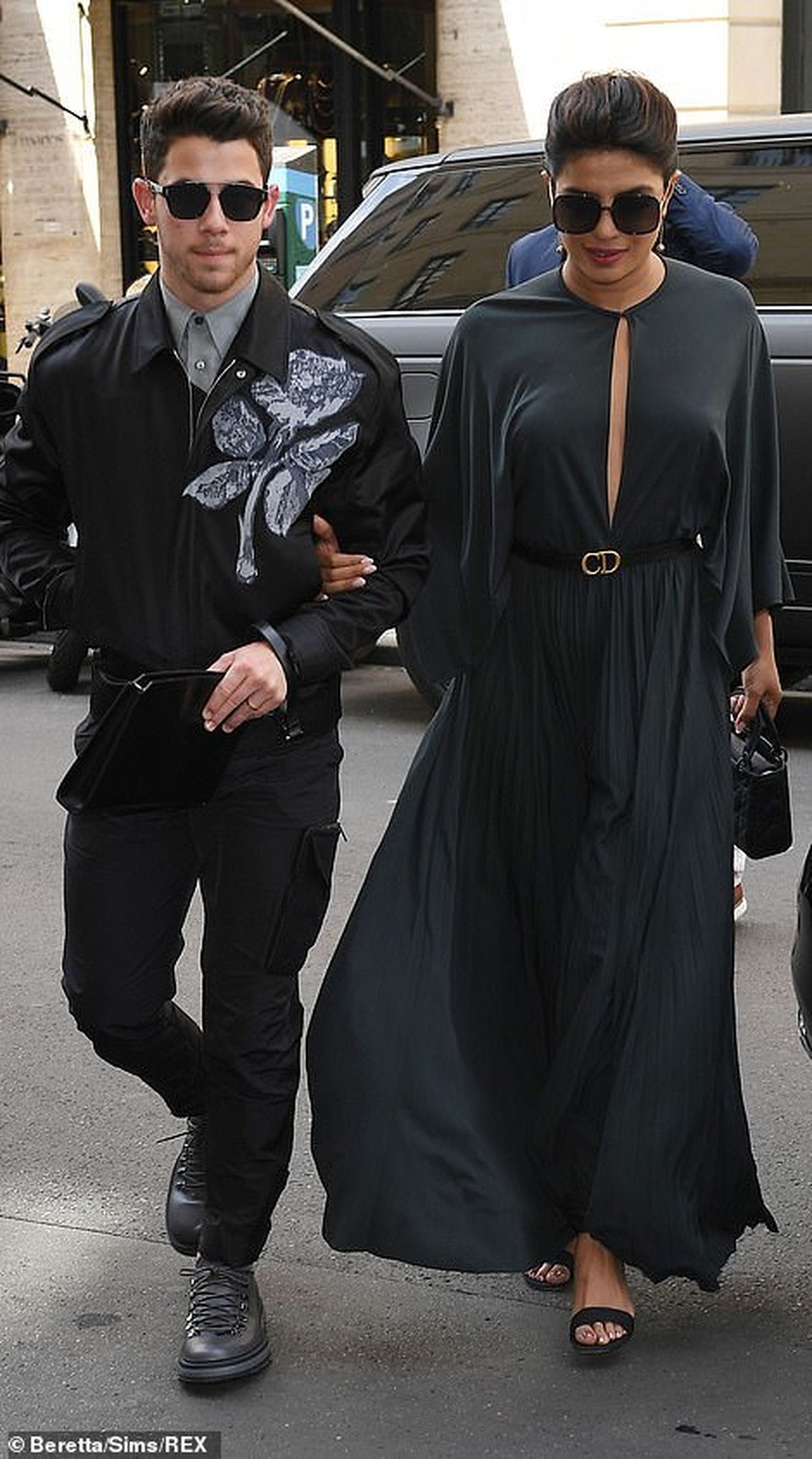 Nick Jonas hạnh phúc đưa vợ hơn 10 tuổi đi xem thời trang - 8 Nick Jonas hạnh phúc đưa vợ hơn 10 tuổi đi xem thời trang - 8