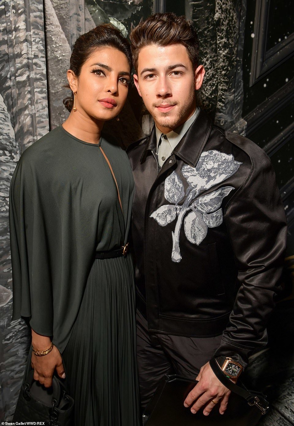 Nick Jonas hạnh phúc đưa vợ hơn 10 tuổi đi xem thời trang - 6 Nick Jonas hạnh phúc đưa vợ hơn 10 tuổi đi xem thời trang - 6