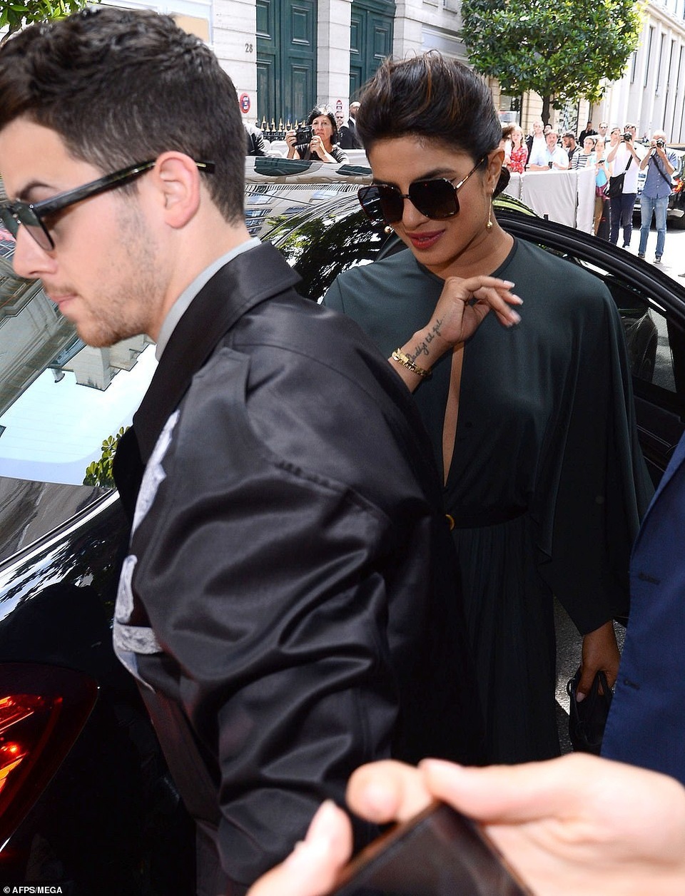 Nick Jonas hạnh phúc đưa vợ hơn 10 tuổi đi xem thời trang - 3 Nick Jonas hạnh phúc đưa vợ hơn 10 tuổi đi xem thời trang - 3