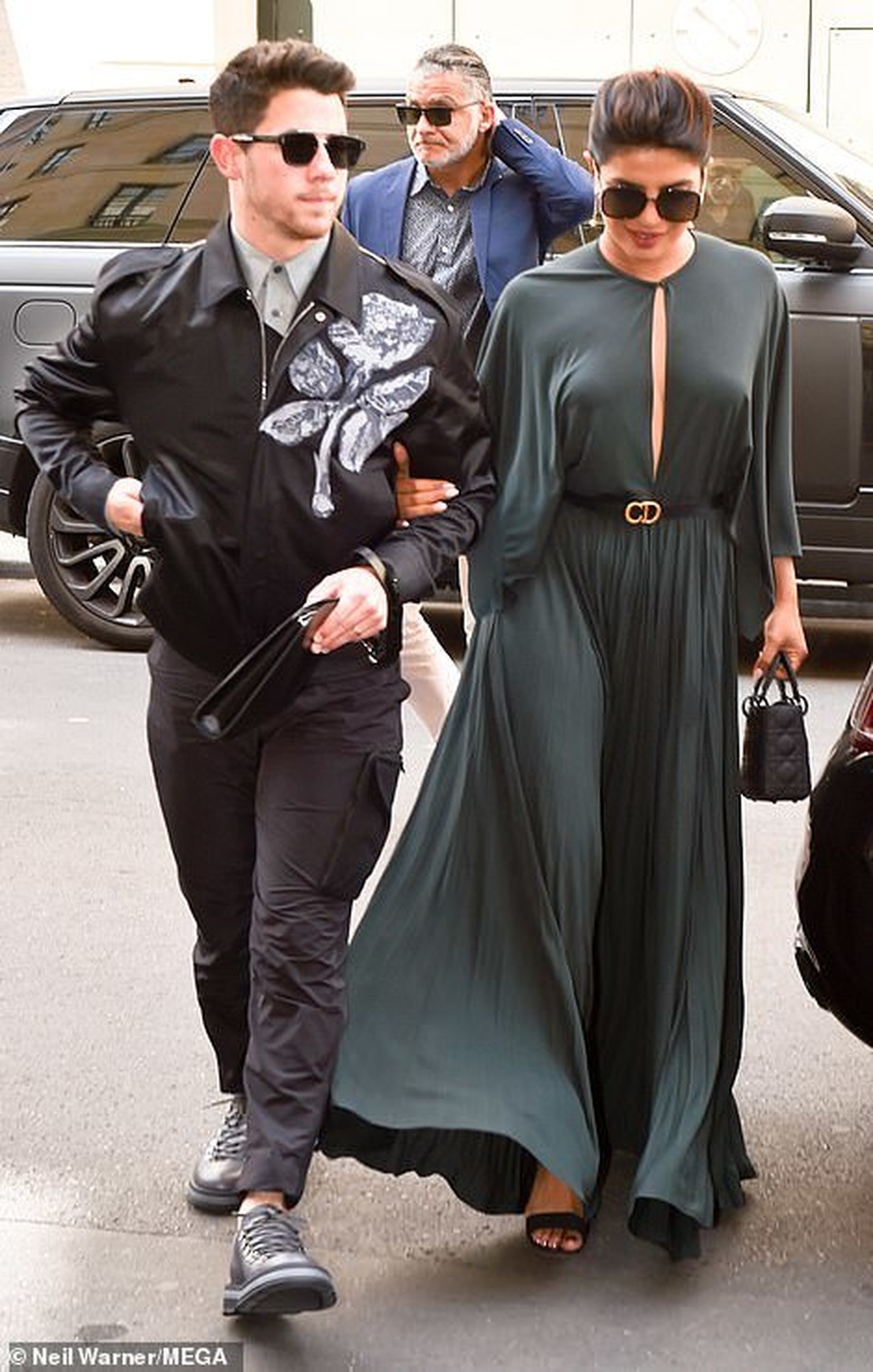 Nick Jonas hạnh phúc đưa vợ hơn 10 tuổi đi xem thời trang - 2 Nick Jonas hạnh phúc đưa vợ hơn 10 tuổi đi xem thời trang - 2