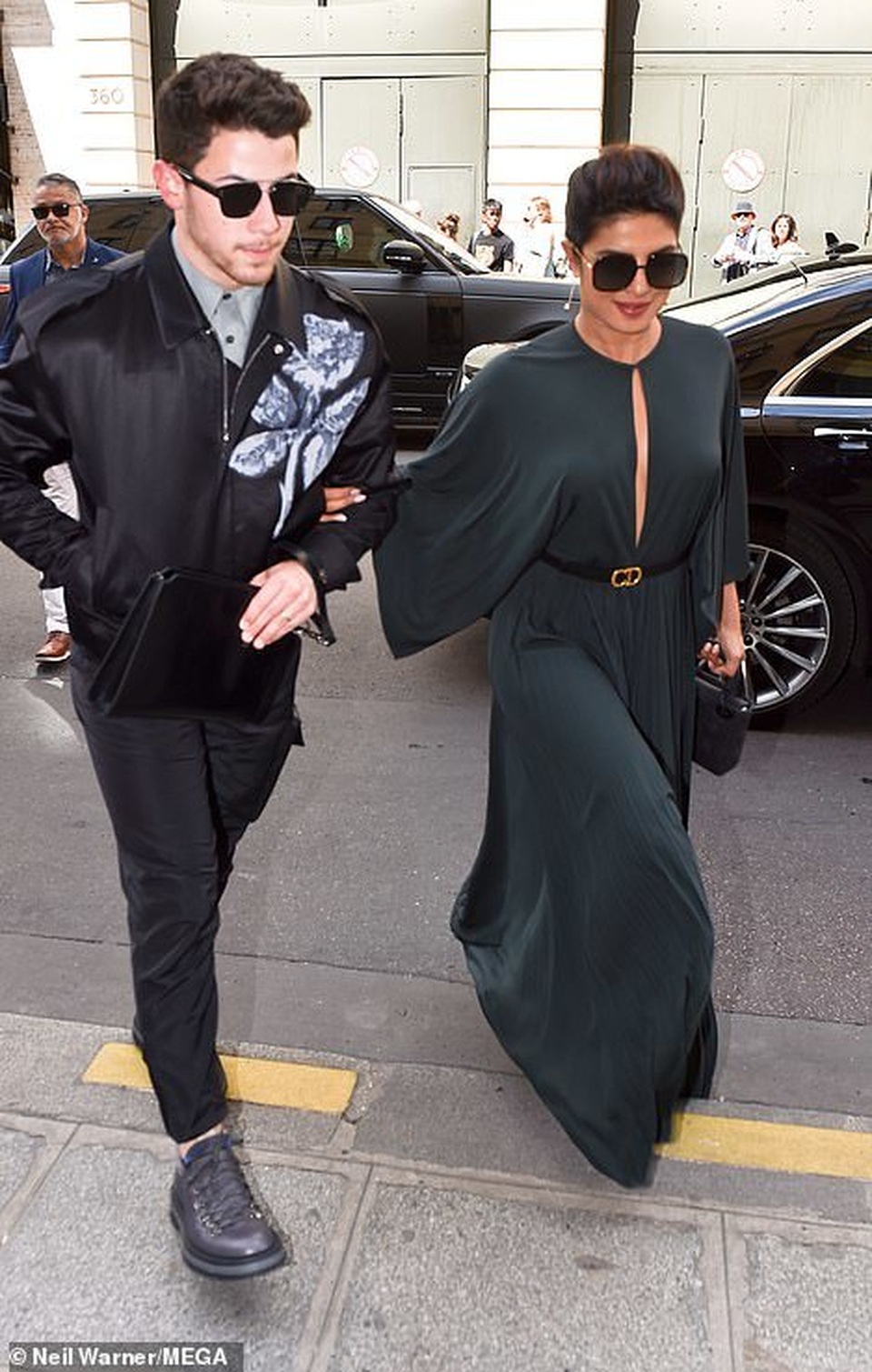 Nick Jonas hạnh phúc đưa vợ hơn 10 tuổi đi xem thời trang - 4 Nick Jonas hạnh phúc đưa vợ hơn 10 tuổi đi xem thời trang - 4