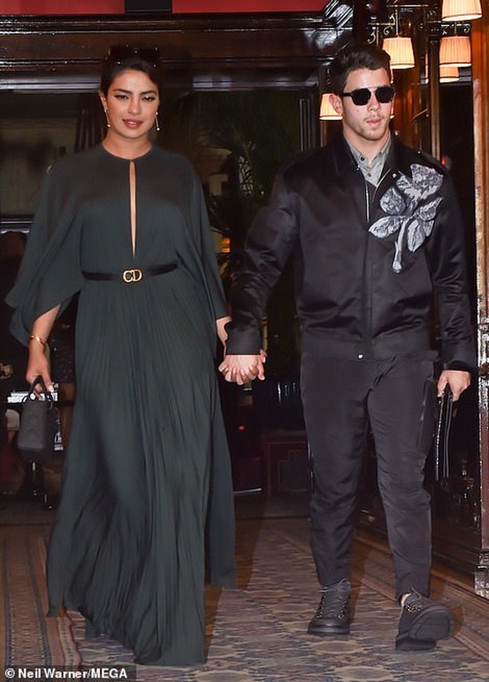 Nick Jonas hạnh phúc đưa vợ hơn 10 tuổi đi xem thời trang - 10 Nick Jonas hạnh phúc đưa vợ hơn 10 tuổi đi xem thời trang - 10