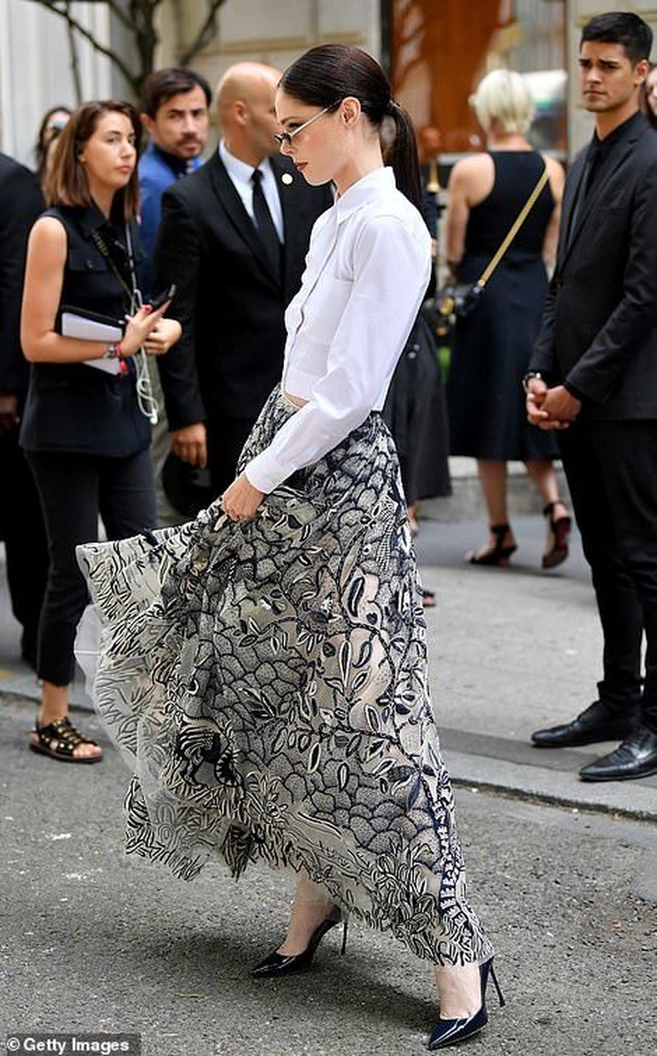 Nick Jonas hạnh phúc đưa vợ hơn 10 tuổi đi xem thời trang - 18 Nick Jonas hạnh phúc đưa vợ hơn 10 tuổi đi xem thời trang - 18