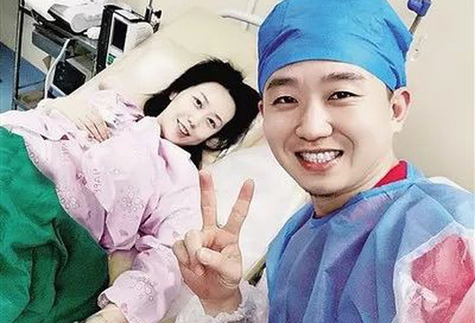 Chồng nhà người ta: Nhảy múa “điên cuồng” trong phòng sinh để giúp vợ giảm đau! - 4 Chồng nhà người ta: Nhảy múa “điên cuồng” trong phòng sinh để giúp vợ giảm đau! - 4