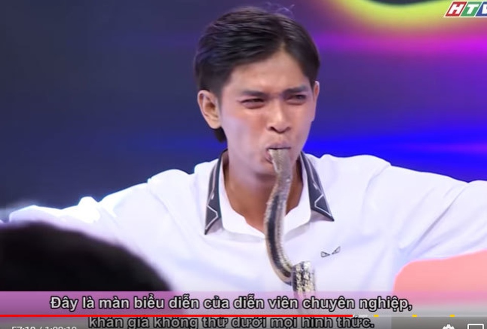 Khán giả hoảng sợ, la hét trước tiết mục dùng móc sắt xuyên mũi, nuốt rắn rùng rợn - 1