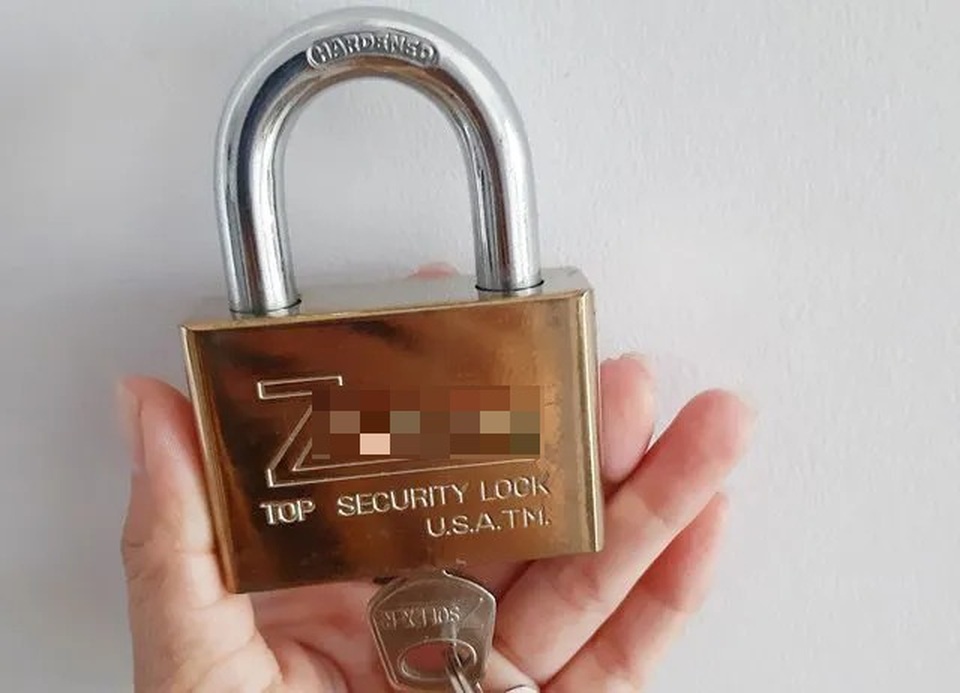 Giả danh nhân viên ngành điện lừa bán ổ khóa giá cao - 1