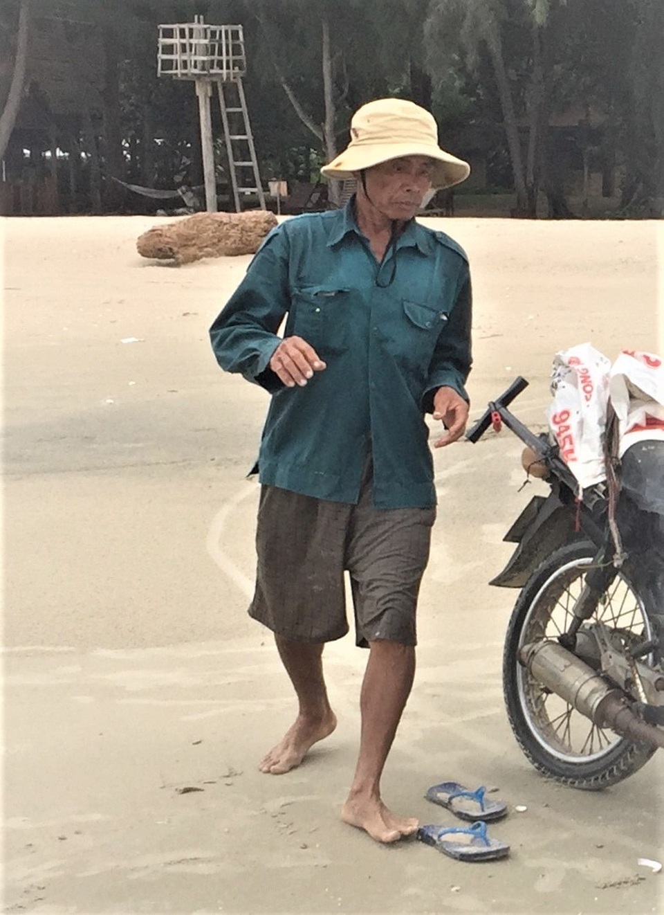 Lầm lũi trên bãi biển, người đàn ông kiếm tiền triệu mỗi ngày - 1 Lầm lũi trên bãi biển, người đàn ông kiếm tiền triệu mỗi ngày - 1