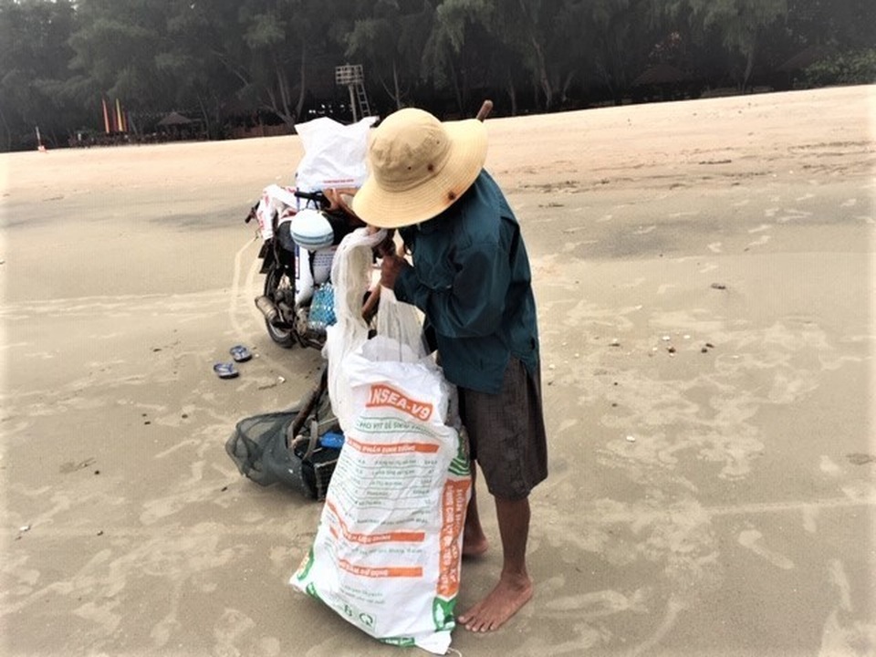 Lầm lũi trên bãi biển, người đàn ông kiếm tiền triệu mỗi ngày - 2 Lầm lũi trên bãi biển, người đàn ông kiếm tiền triệu mỗi ngày - 2