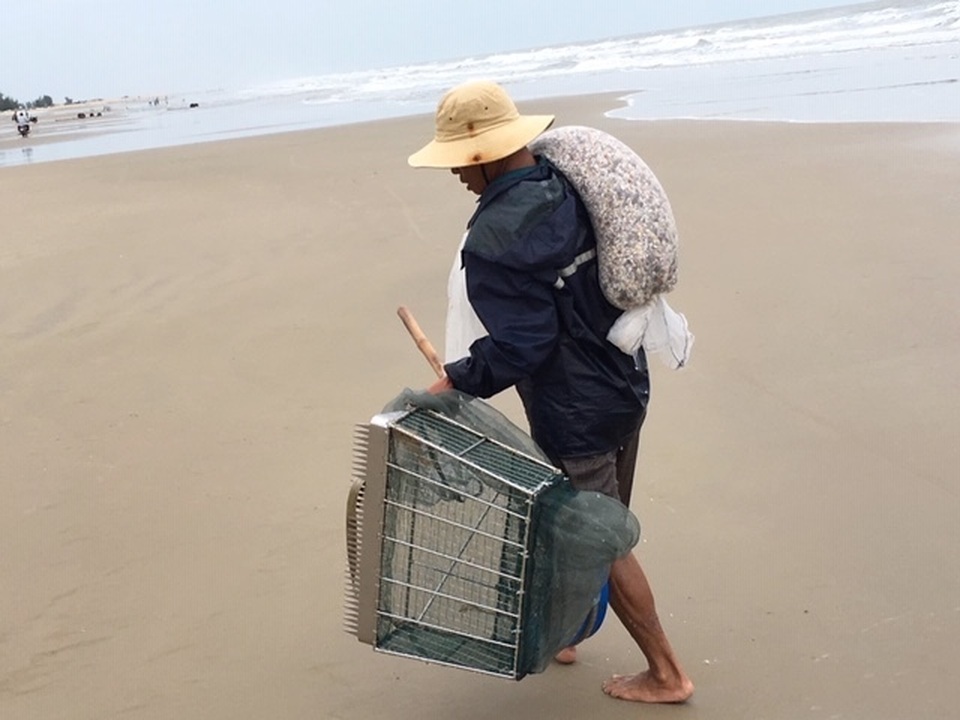 Lầm lũi trên bãi biển, người đàn ông kiếm tiền triệu mỗi ngày - 3 Lầm lũi trên bãi biển, người đàn ông kiếm tiền triệu mỗi ngày - 3