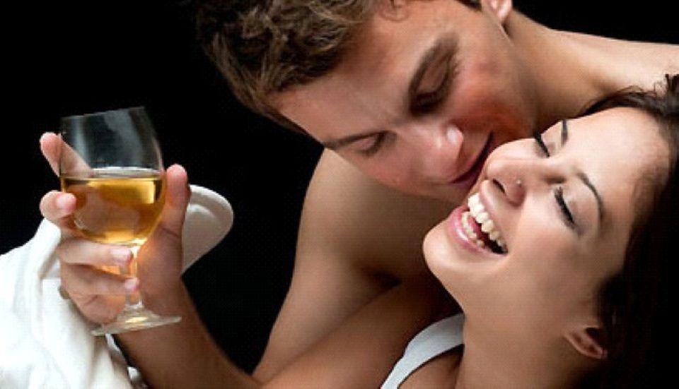 Rượu có thực sự làm chàng hăng say hơn trong chăn gối? - 1 Rượu có thực sự làm chàng hăng say hơn trong chăn gối? - 1