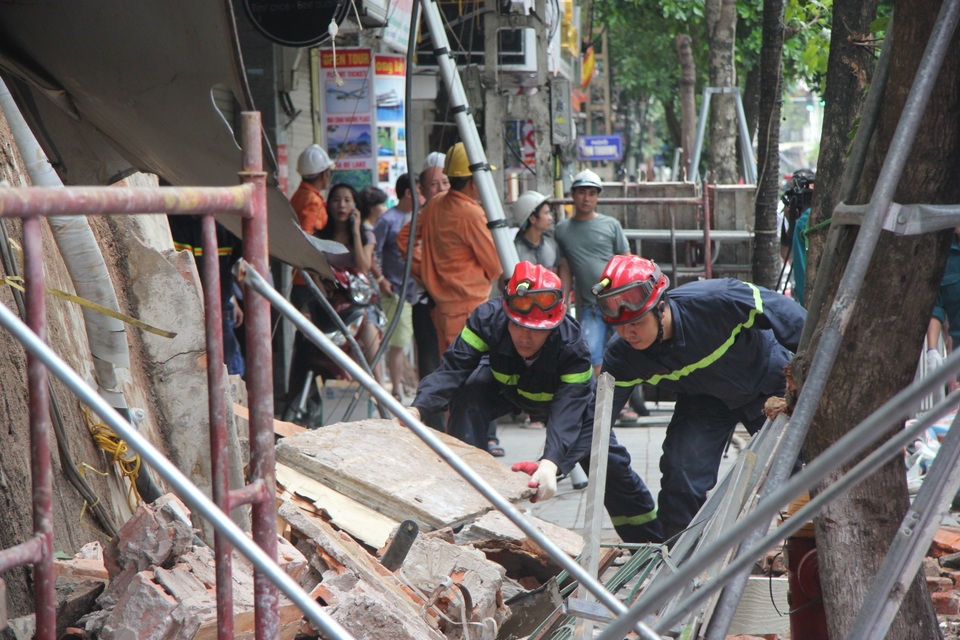 Cận cảnh ngôi nhà 2 tầng bị sập trên phố Hàng Bông - 5 Cận cảnh ngôi nhà 2 tầng bị sập trên phố Hàng Bông - 5