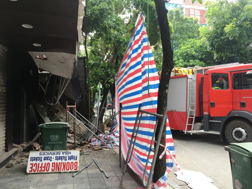 Cận cảnh ngôi nhà 2 tầng bị sập trên phố Hàng Bông - 3 Cận cảnh ngôi nhà 2 tầng bị sập trên phố Hàng Bông - 3