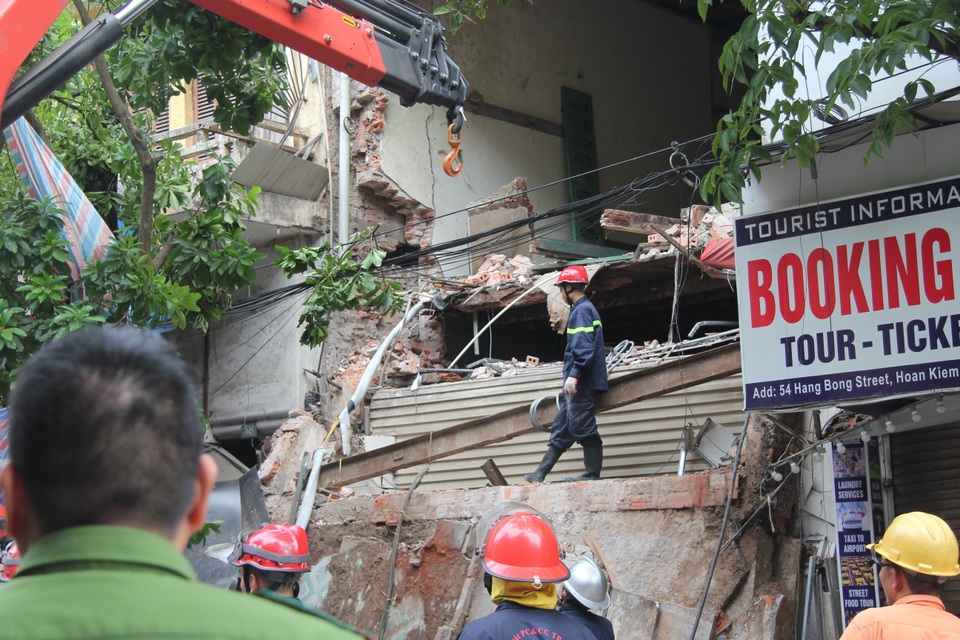 Cận cảnh ngôi nhà 2 tầng bị sập trên phố Hàng Bông - 4 Cận cảnh ngôi nhà 2 tầng bị sập trên phố Hàng Bông - 4