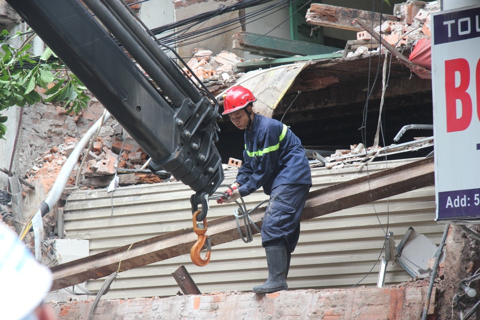 Cận cảnh ngôi nhà 2 tầng bị sập trên phố Hàng Bông - 7 Cận cảnh ngôi nhà 2 tầng bị sập trên phố Hàng Bông - 7