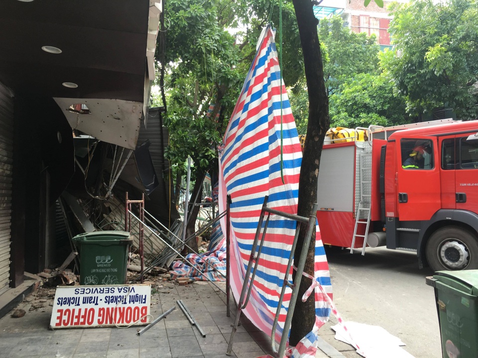 Hà Nội: Sập nhà trên phố Hàng Bông, giải cứu 1 người mắc kẹt - 3