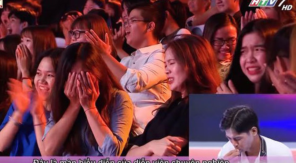 Khán giả hoảng sợ, la hét trước tiết mục dùng móc sắt xuyên mũi, nuốt rắn rùng rợn - 4