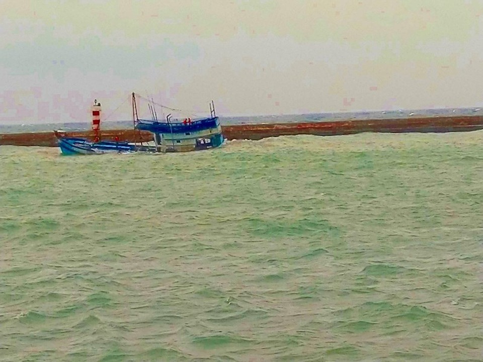 Khẩn trương giải cứu tàu chứa 71 tấn dầu bị chìm, nguy cơ tràn dầu ra biển - 1 Khẩn trương giải cứu tàu chứa 71 tấn dầu bị chìm, nguy cơ tràn dầu ra biển - 1
