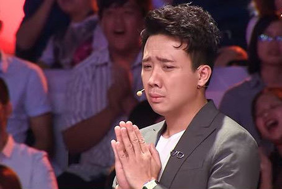 Khán giả hoảng sợ, la hét trước tiết mục dùng móc sắt xuyên mũi, nuốt rắn rùng rợn - 3