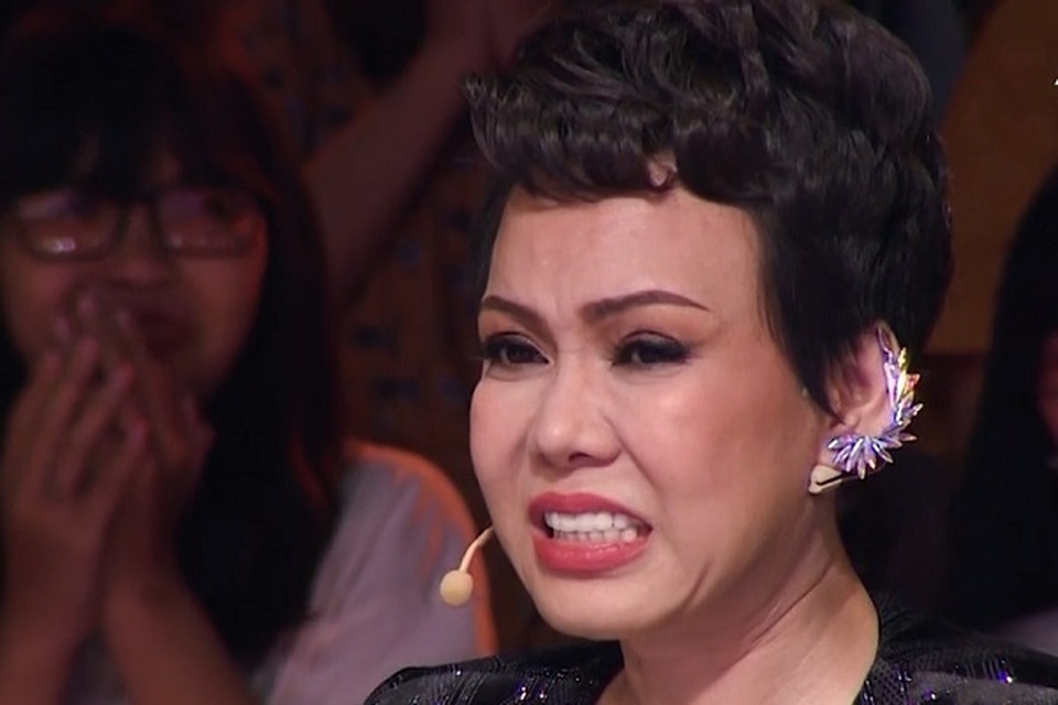 Khán giả hoảng sợ, la hét trước tiết mục dùng móc sắt xuyên mũi, nuốt rắn rùng rợn - 2