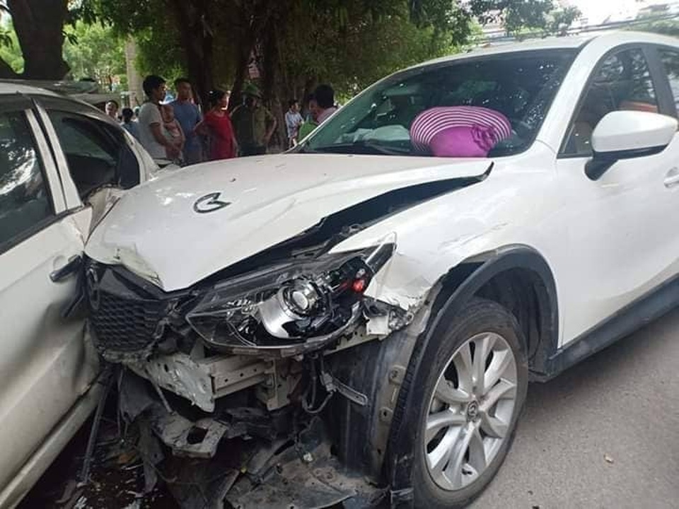 Kinh hãi khoảnh khắc Mazda CX-5 băng sang đường tông hàng loạt xe - 1 Kinh hãi khoảnh khắc Mazda CX-5 băng sang đường tông hàng loạt xe - 1