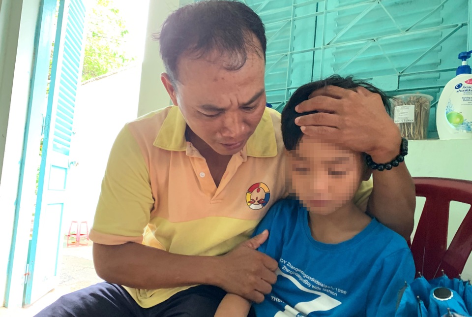 Người cha suốt 4 tháng tìm con trai: Phút trùng phùng đầy nước mắt - 2 Người cha suốt 4 tháng tìm con trai: Phút trùng phùng đầy nước mắt - 2