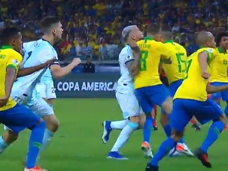 Messi đau đớn, tố cáo chủ nhà Brazil “chơi bẩn” với công nghệ VAR - 2 Messi đau đớn, tố cáo chủ nhà Brazil “chơi bẩn” với công nghệ VAR - 2