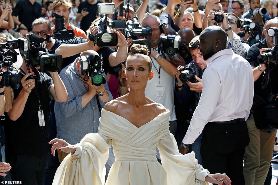 Celine Dion liên tục ghi điểm với gu thời trang sang trọng - 5 Celine Dion liên tục ghi điểm với gu thời trang sang trọng - 5