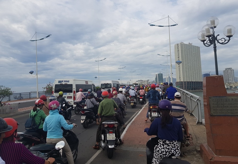 Sửa cầu, hàng trăm phương tiện “ngộp thở” vào nội đô Nha Trang - 1 Sửa cầu, hàng trăm phương tiện “ngộp thở” vào nội đô Nha Trang - 1